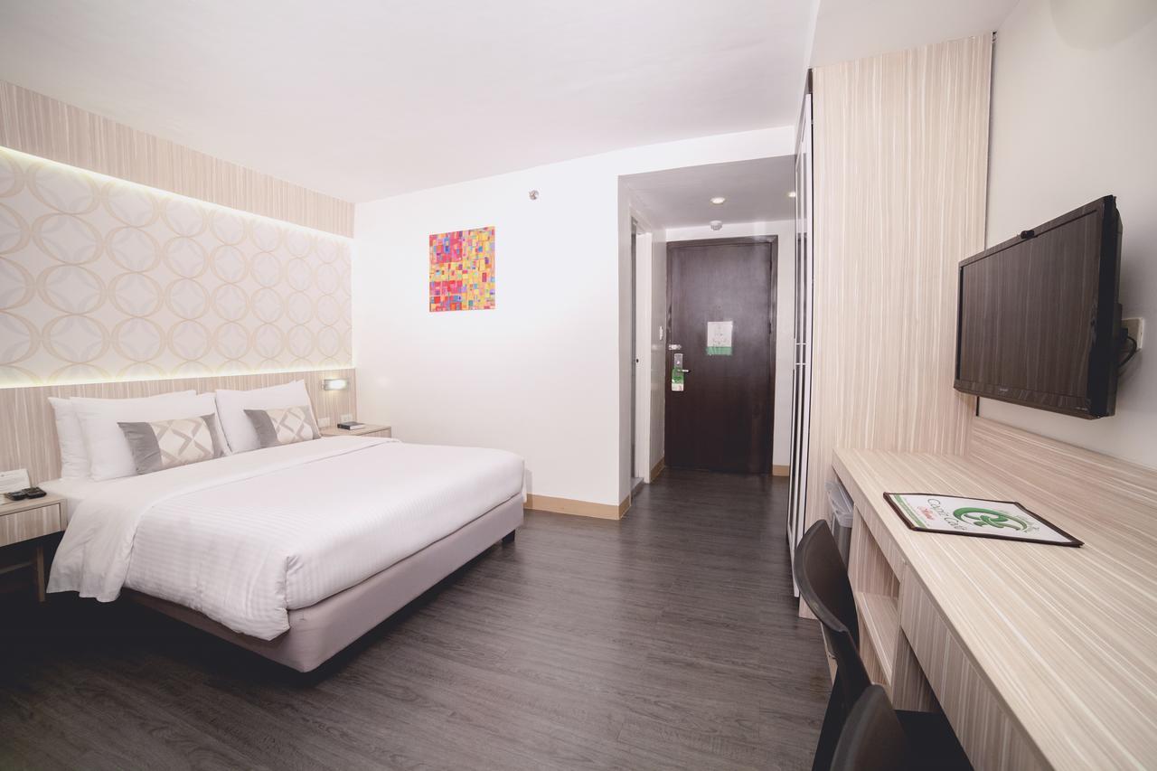 Отель The Charter House Макати Экстерьер фото